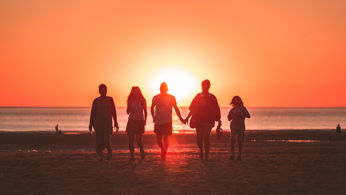 Aile fotoğrafı önünde duran boş bir sandalye